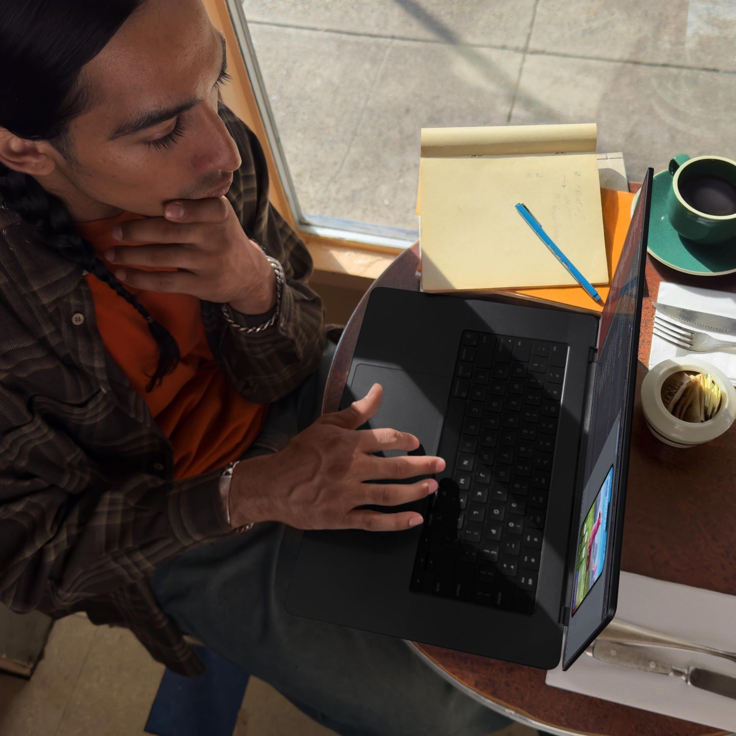 University students can purchase the Apple Studio Display at iStore Mauritius at a discounted price.
